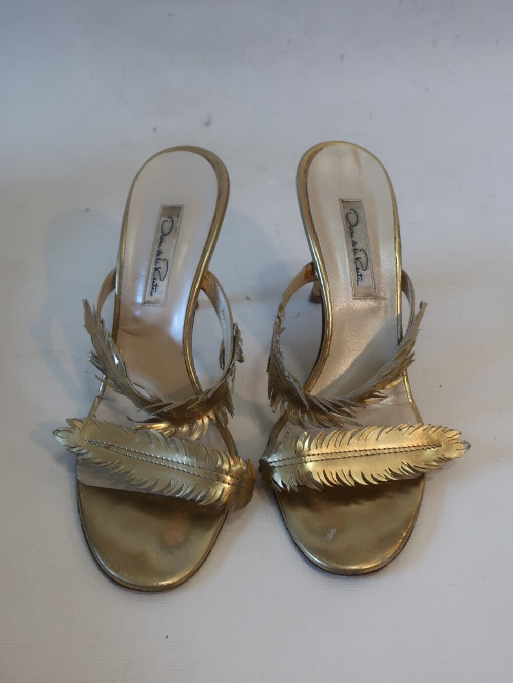 Womens Oscar de la Renta Gold Leather Feather Embellished Heeled Sandals 38 US/8